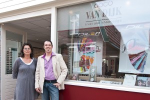 Optiek medewerkster Gerdina Noor en opticien Martijjn Glasbergen.